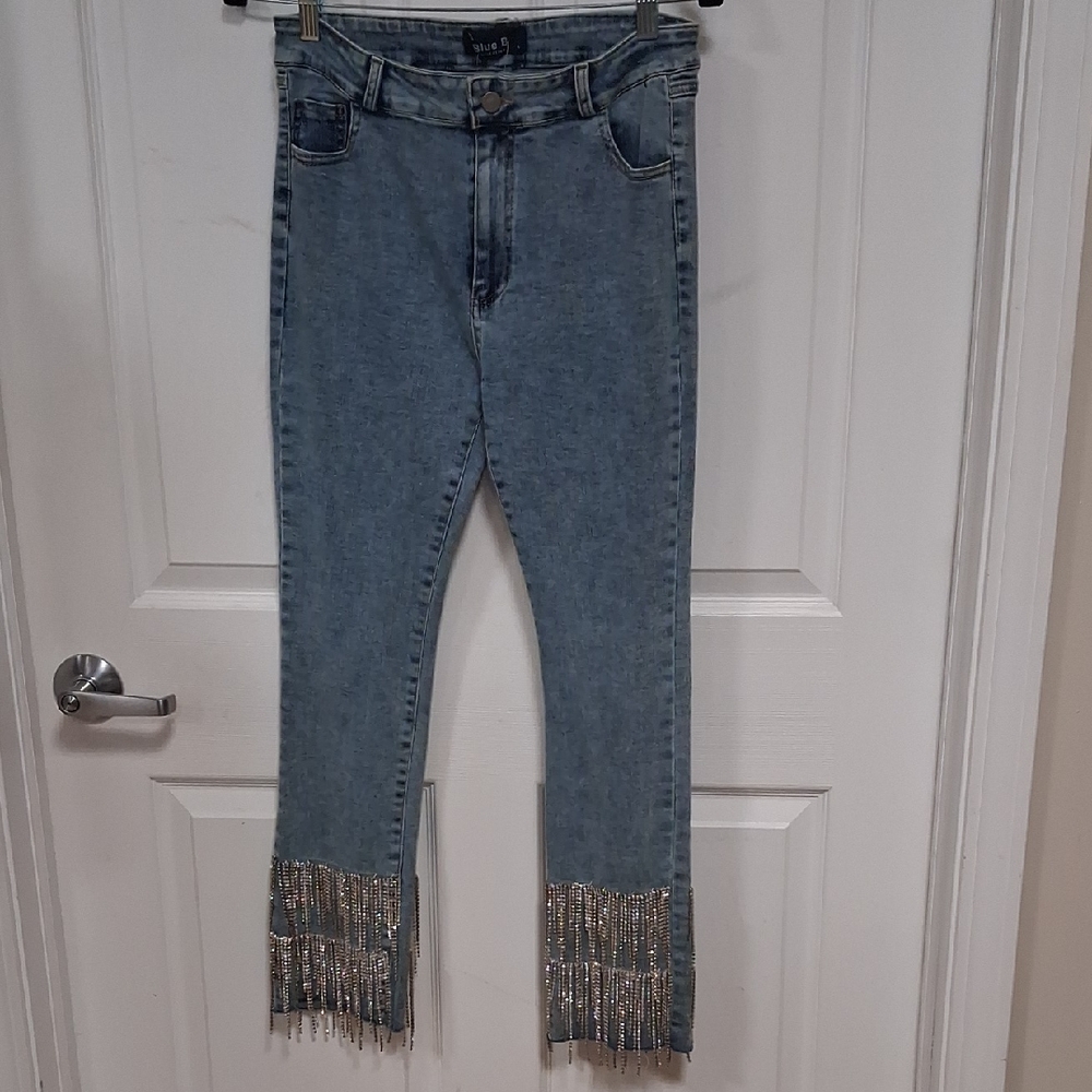 Stylish Light Blue Cropped Jeans with Fringe